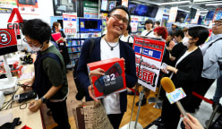 Gamers around the world get their hands on Nintendo Switch 2 | Video