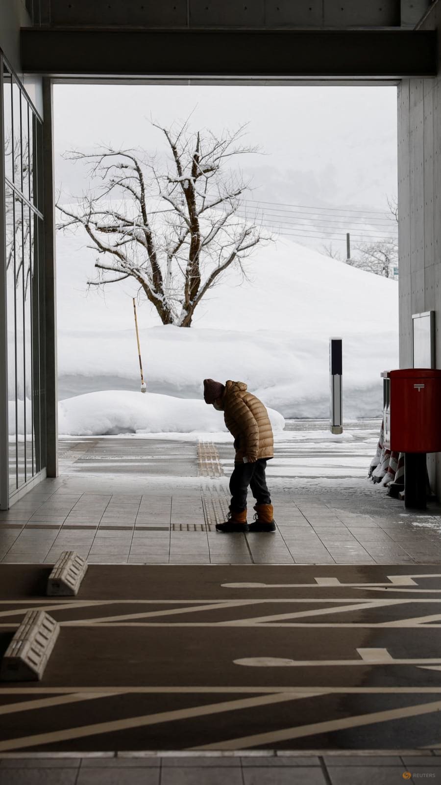 Snowy day as Japan votes in snap election