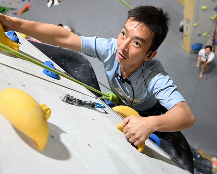 Unable to see, yet this 42-year-old rock-climbs, paraglides and plays guitar